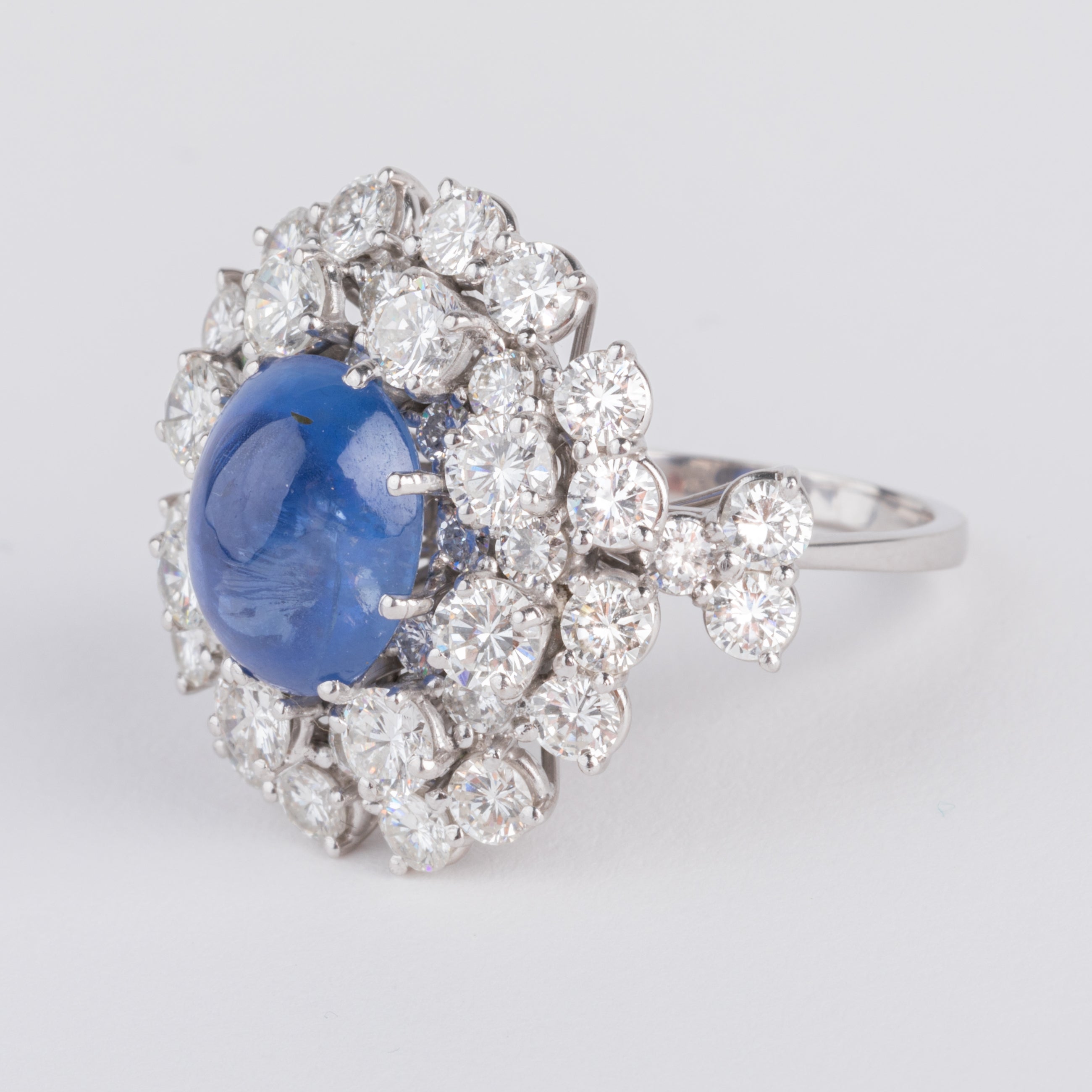 Bague cocktail en diamants et saphir cabochon