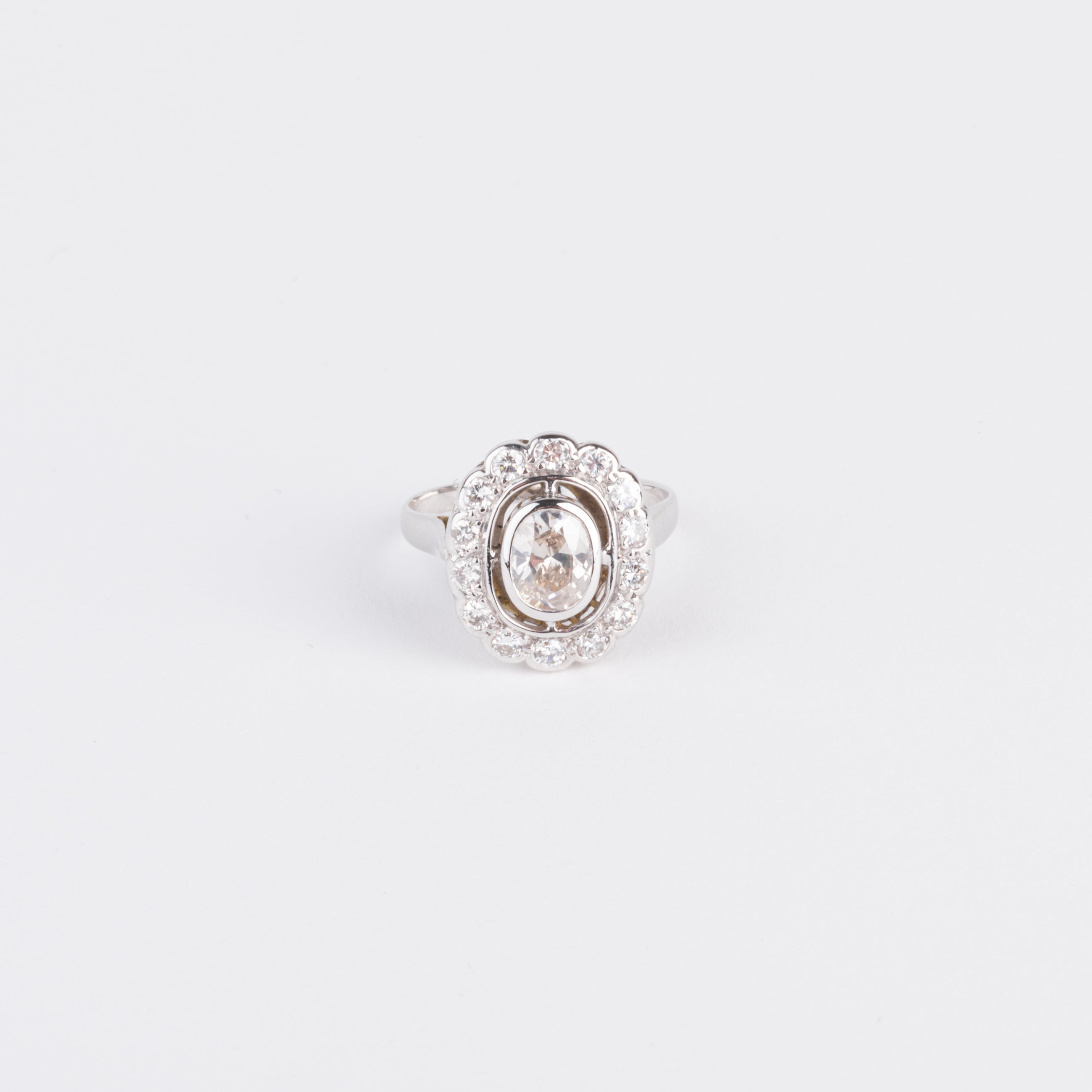 Bague marguerite en or gris et diamant