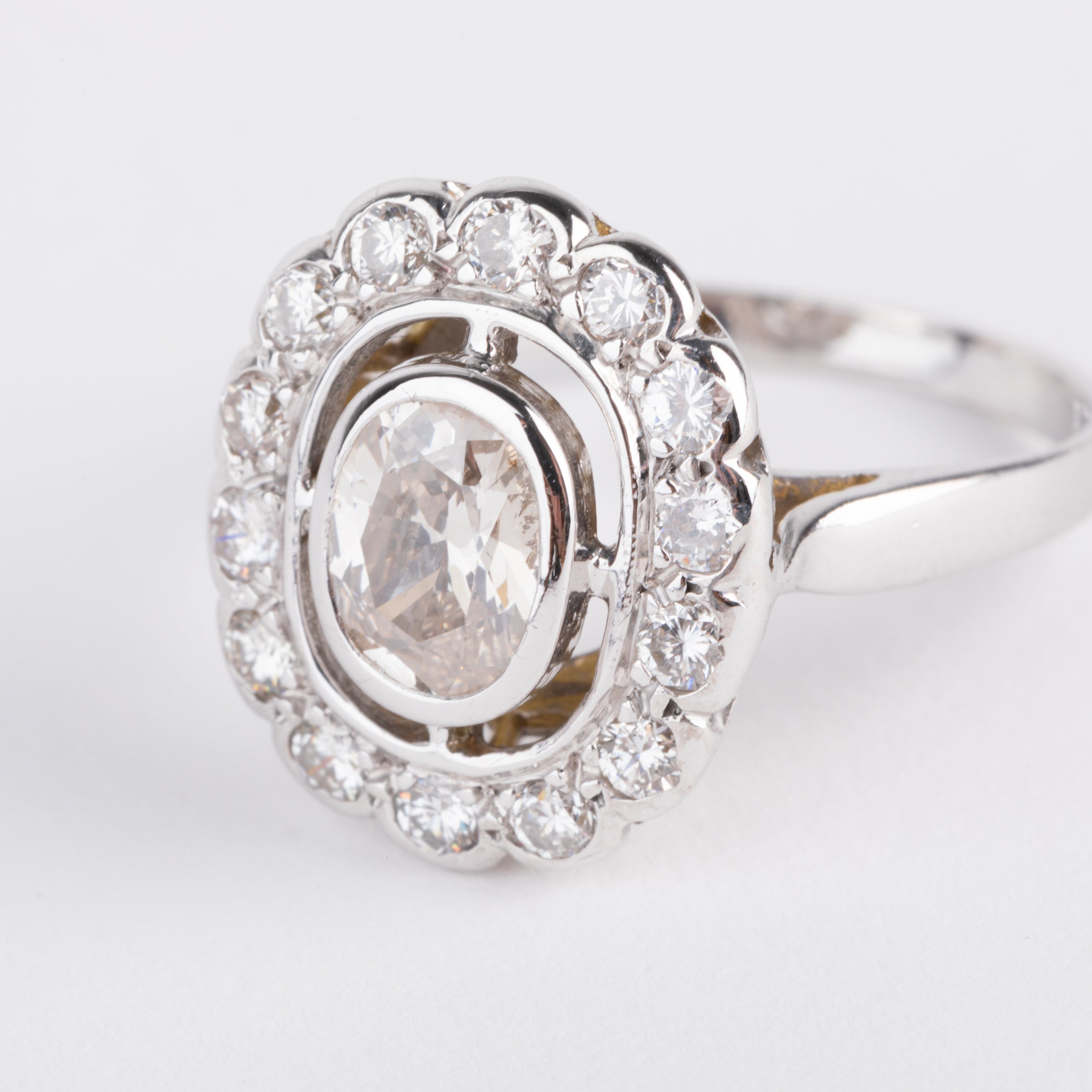 Bague marguerite en or gris et diamant