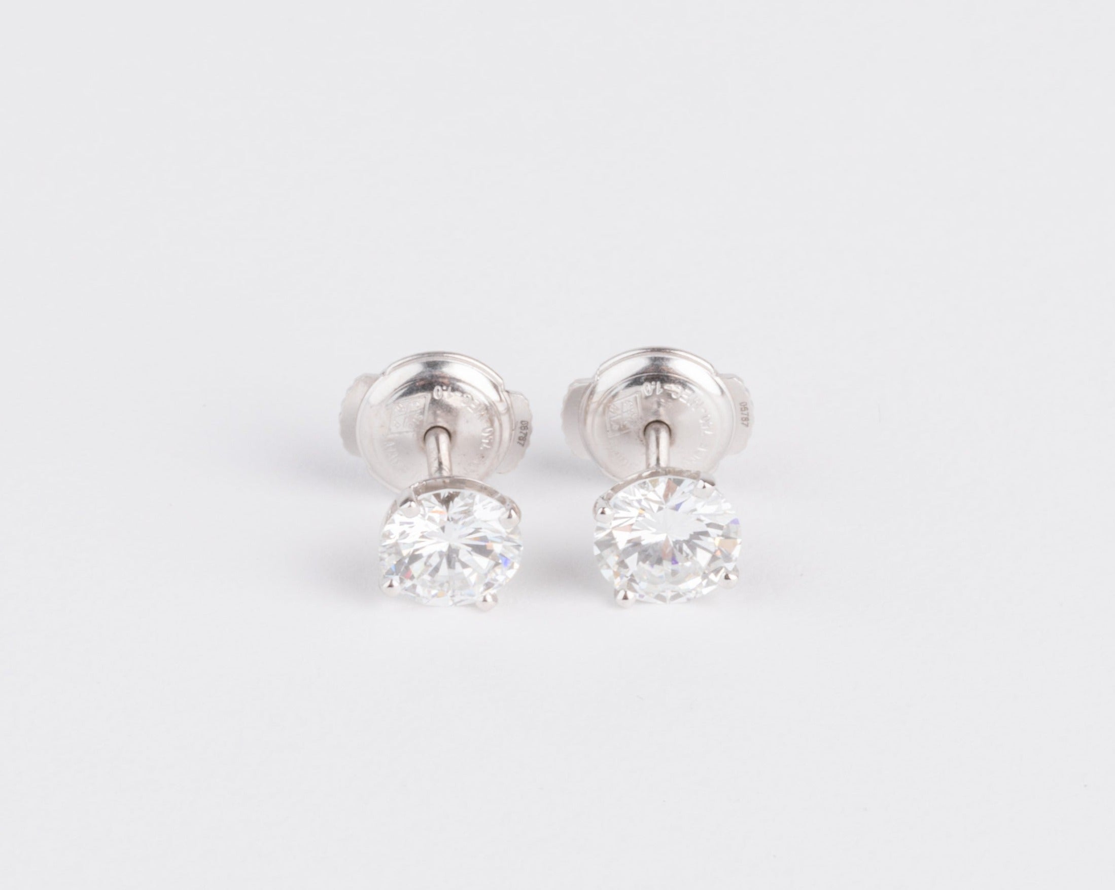 Boucles d'oreilles en diamants sur or gris taille moderne