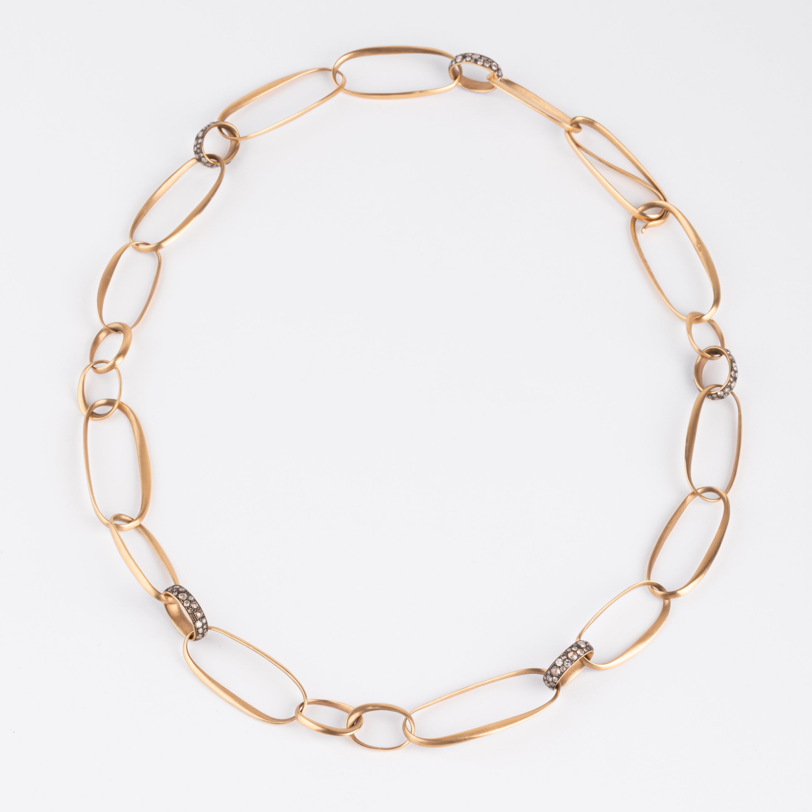 Collier or rose brossé de la maison Pomellato collection Victoria