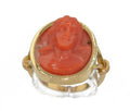 Bague en or jaune ornée d'un camée en corail - adalgyseboutique