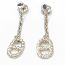 Charger l'image dans la galerie, Paire de boucles d'oreilles signées Hermès en argent
