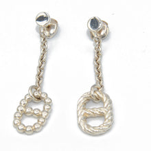 Charger l'image dans la galerie, Paire de boucles d'oreilles signées Hermès en argent
