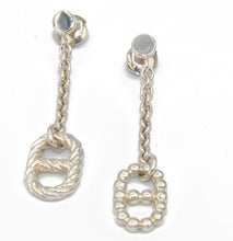 Charger l'image dans la galerie, Paire de boucles d'oreilles signées Hermès en argent
