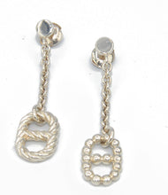 Charger l'image dans la galerie, Paire de boucles d'oreilles signées Hermès en argent
