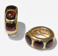 Charger l'image dans la galerie, Boucles d'oreilles en or jaune de la maison Pomellato avec des cabochons de grenats
