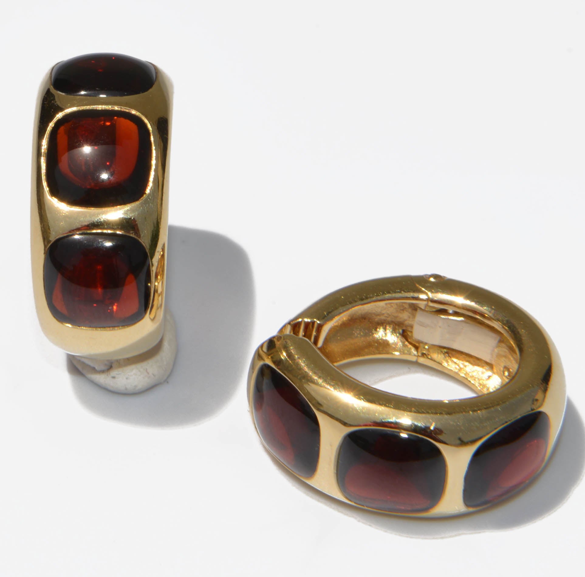 Boucles d'oreilles en or jaune de la maison Pomellato avec des cabochons de grenats