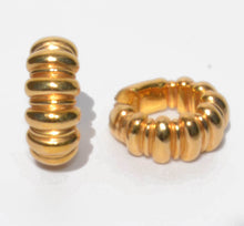 Charger l'image dans la galerie, Créoles en or jaune godronnée Chimento
