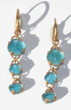 Charger l'image dans la galerie, Paire de boucles d'oreilles de la maison Pomellato modèle Capri en topaze bleue et turquoise
