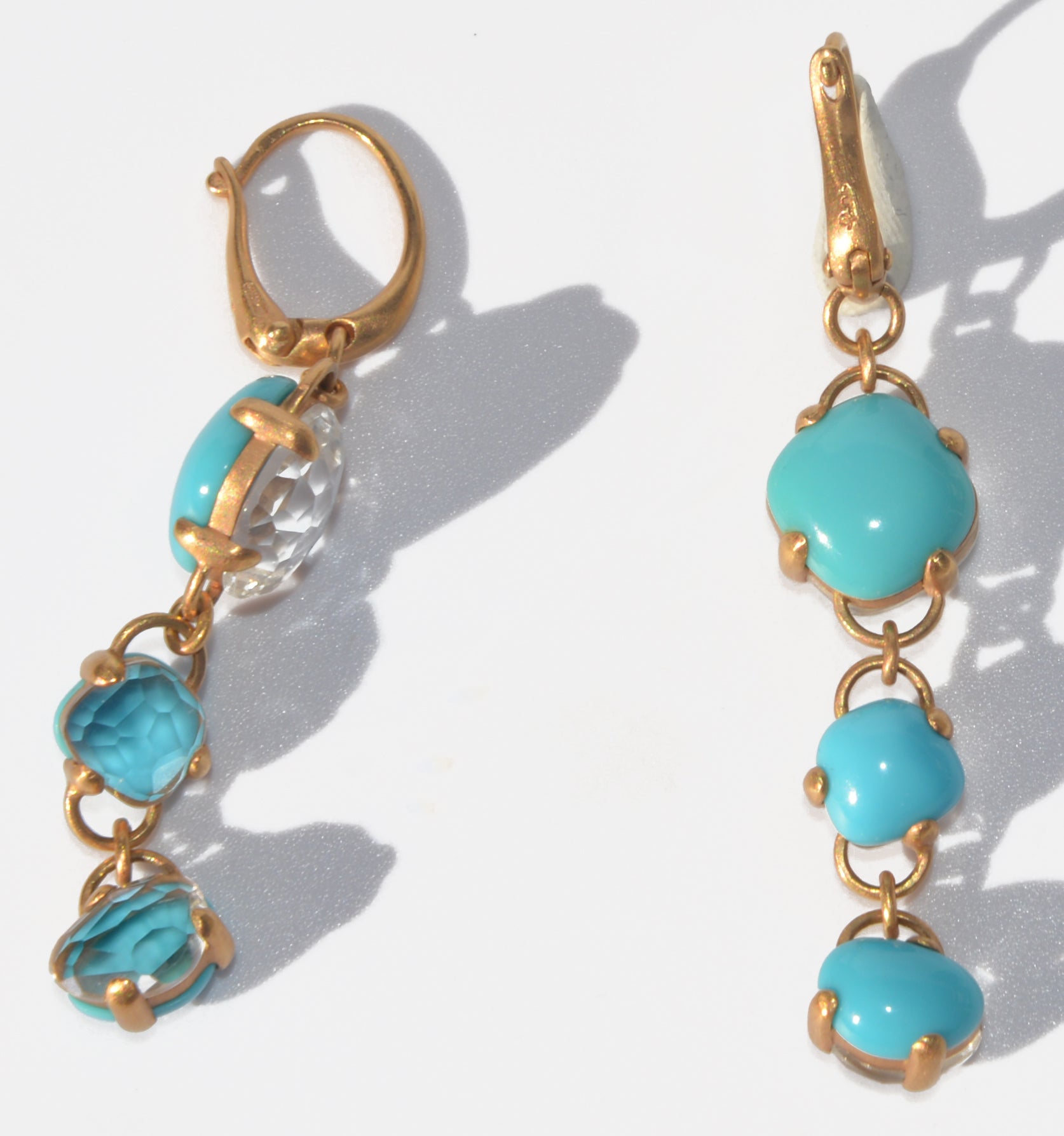 Paire de boucles d'oreilles de la maison Pomellato modèle Capri en topaze bleue et turquoise