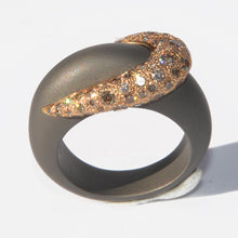 Charger l'image dans la galerie, Bague de la maison Pomellato en titane et diamant
