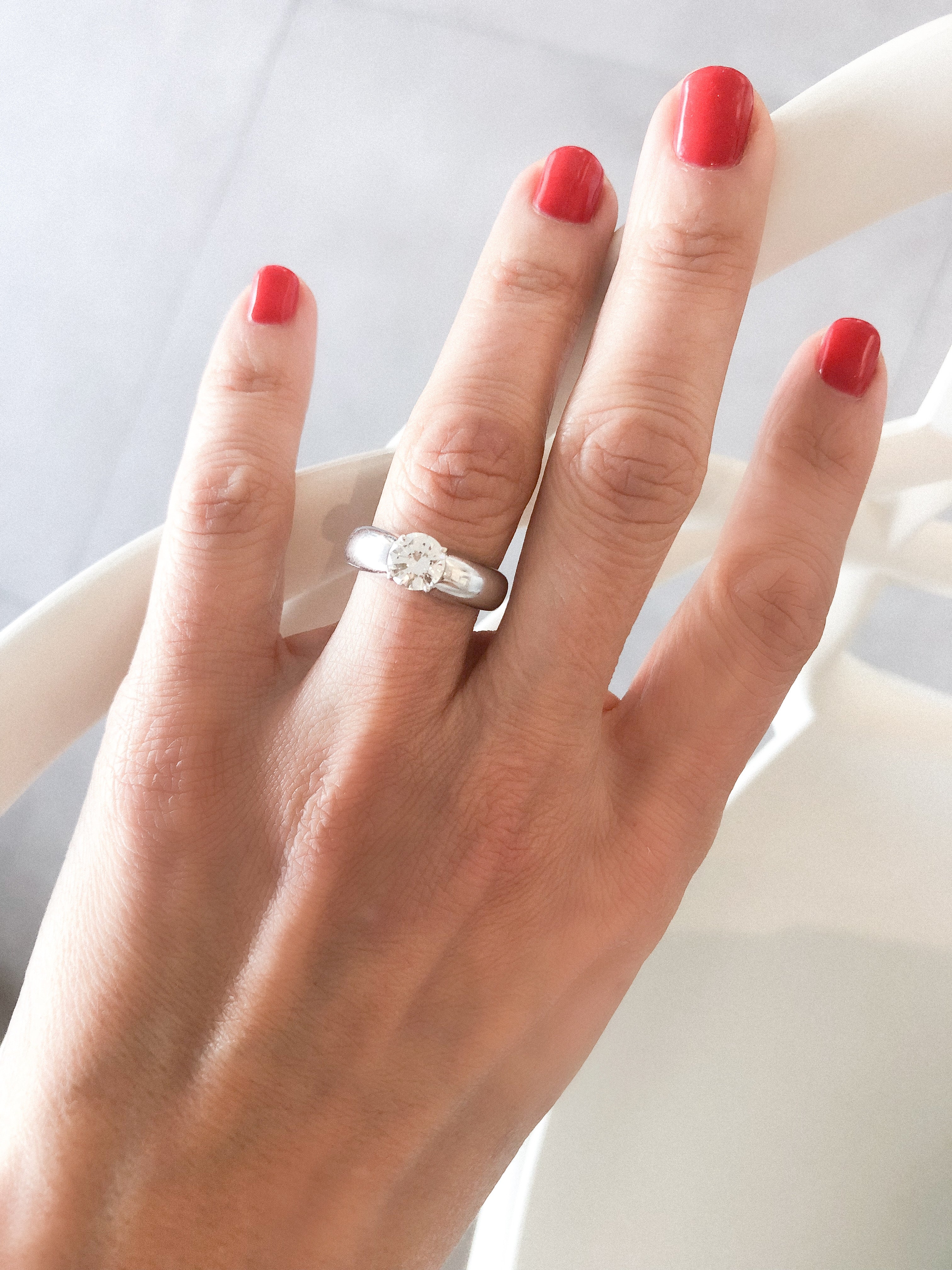 Bague or gris ornée d'un diamant taille moderne