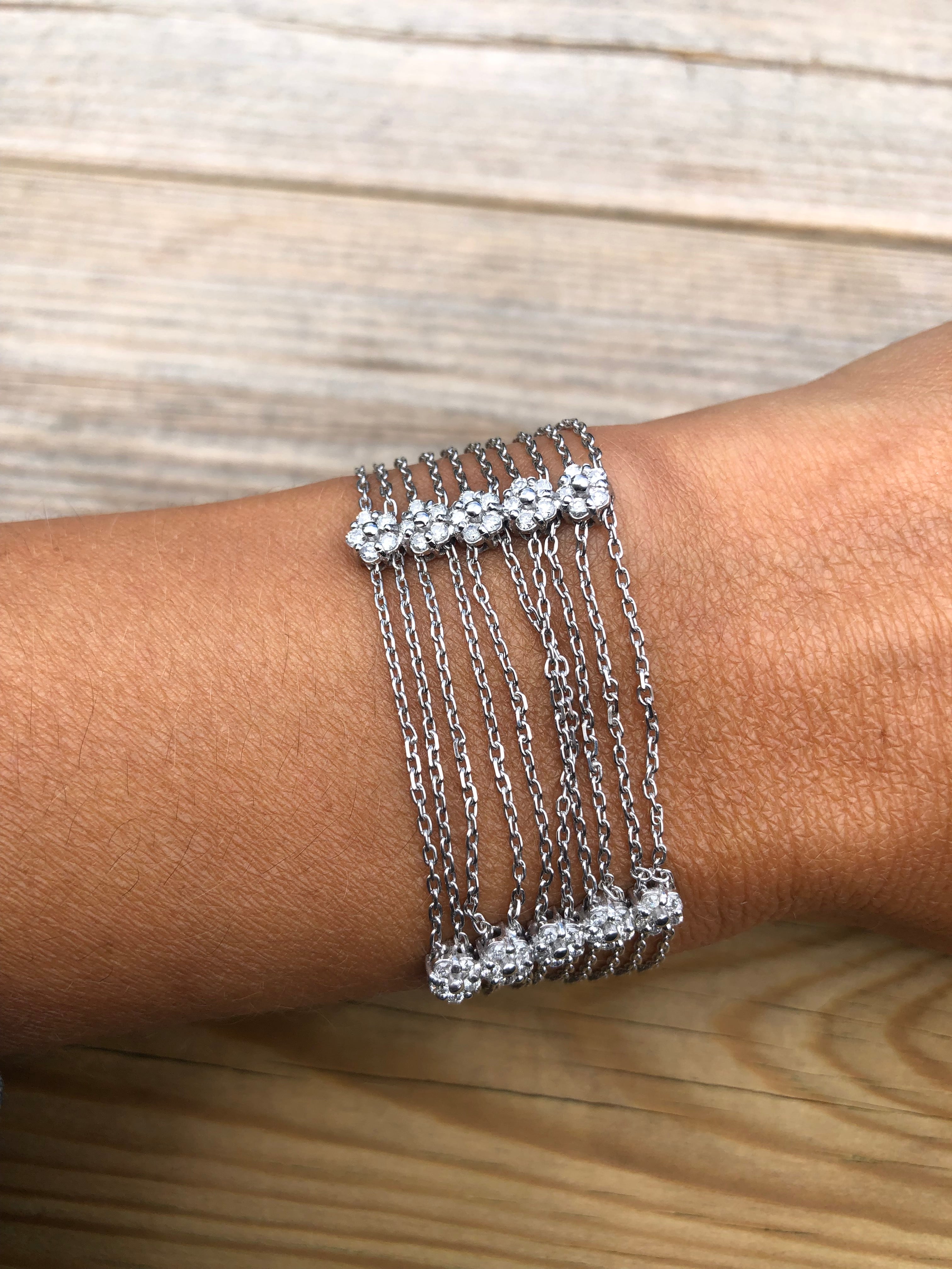 Bracelet or gris et diamant sur chaine força limée alternée de 4 motifs avec des fleurs