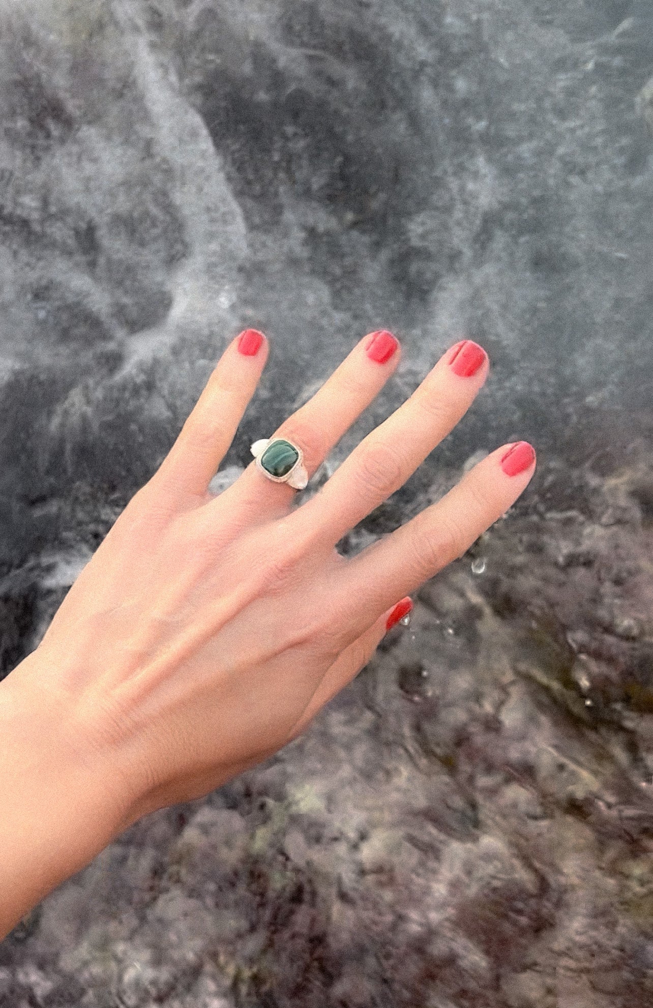 Bague en or jaune malachite,nacre et diamants