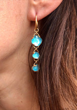 Charger l'image dans la galerie, Paire de boucles d'oreilles de la maison Pomellato modèle Capri en topaze bleue et turquoise
