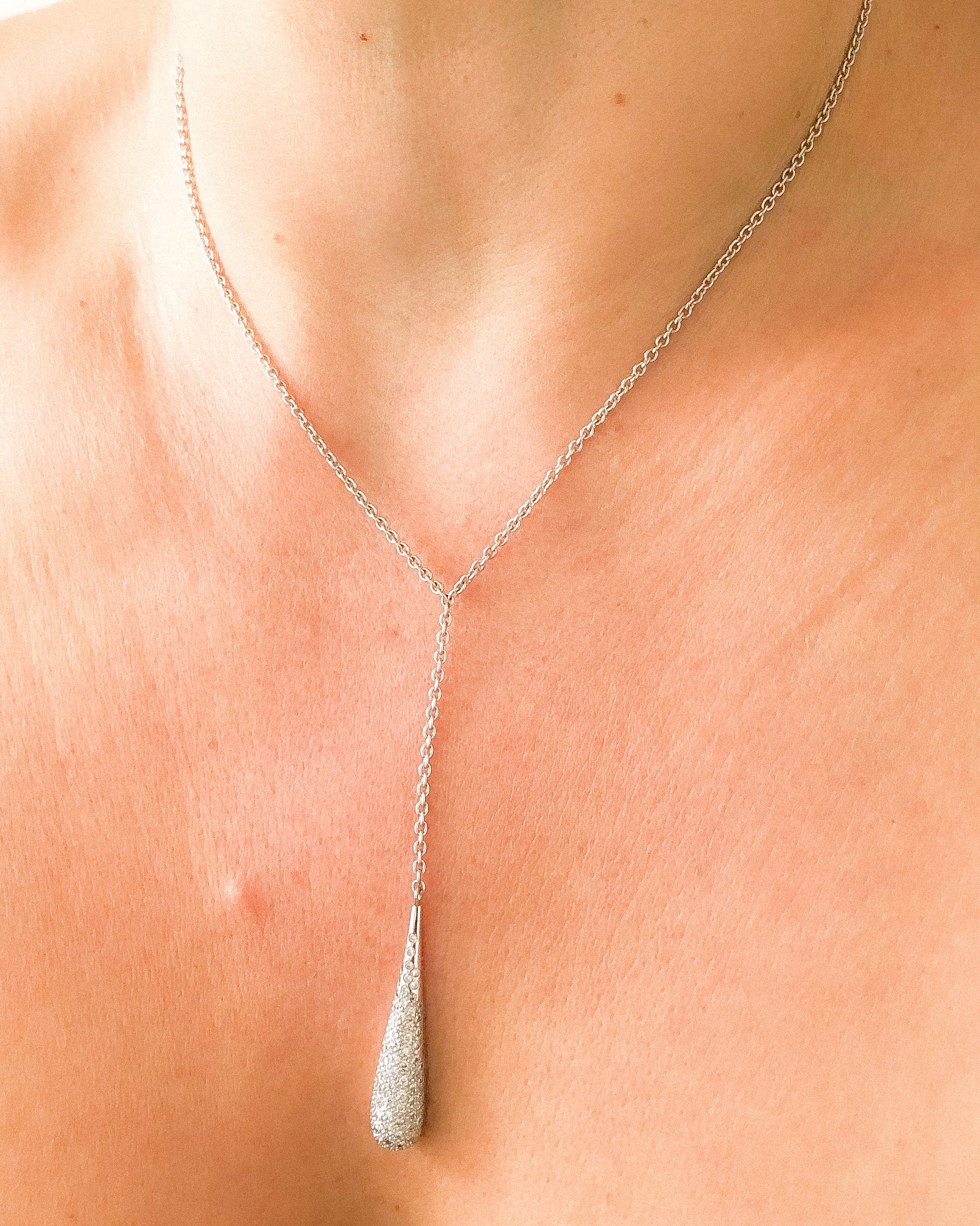 Collier or gris pavés de diamant