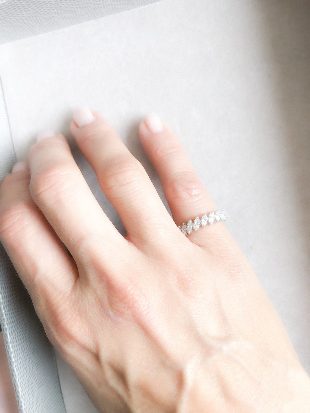 Demie alliance en or gris et diamant