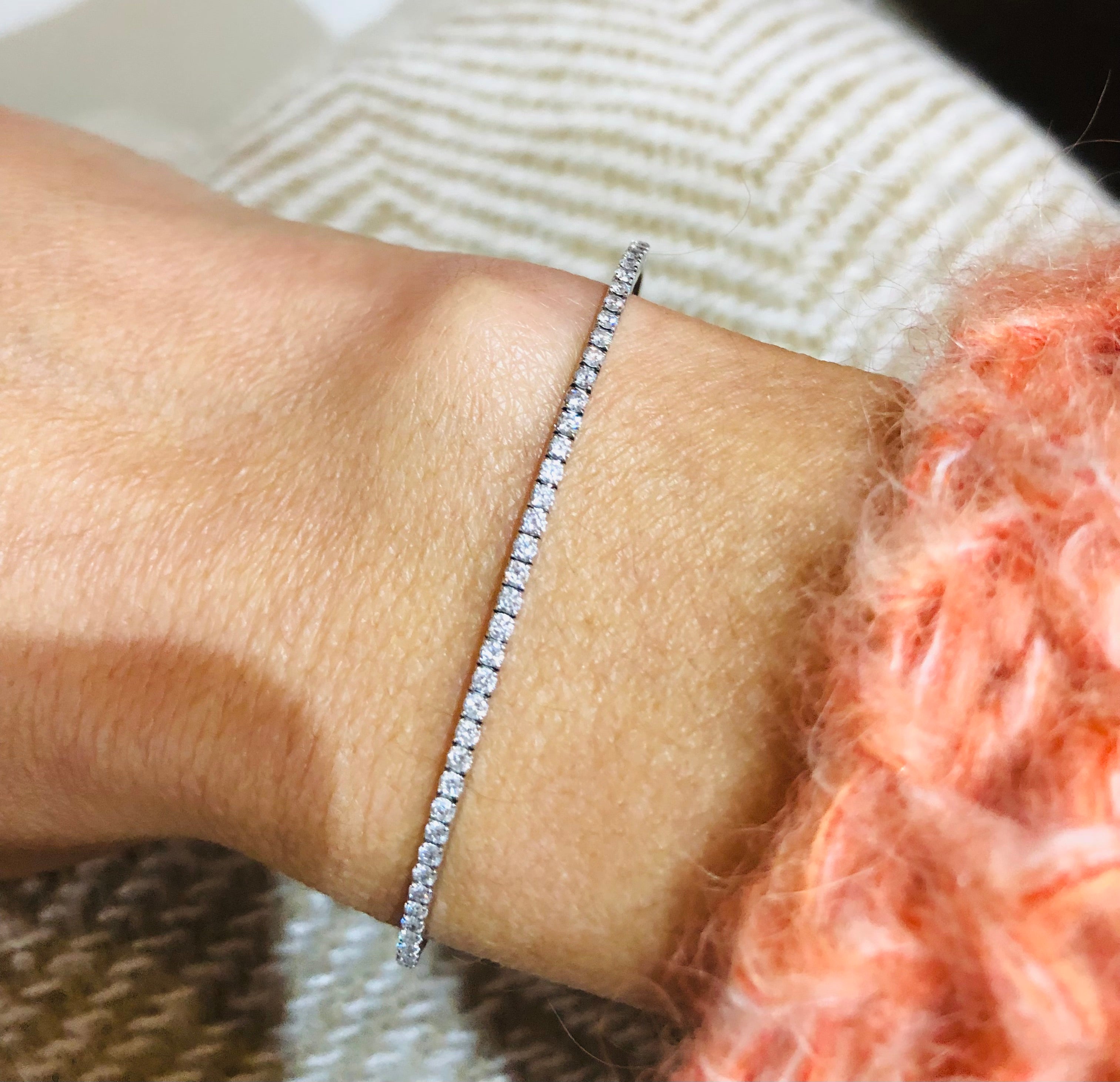 Bracelet demi jonc or gris et diamant sur le dessus