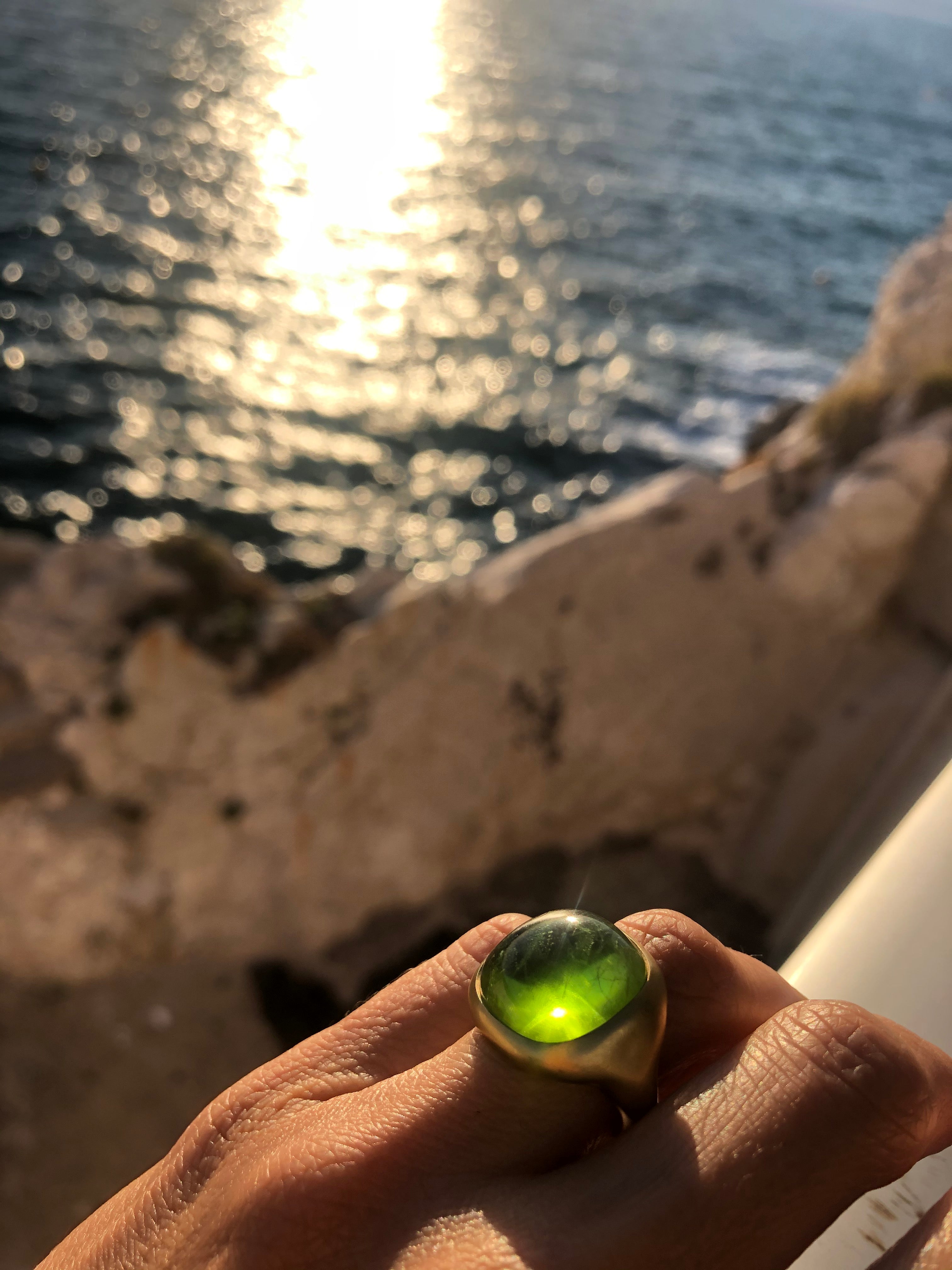 Bague signée Pomellato ornée d'un péridot