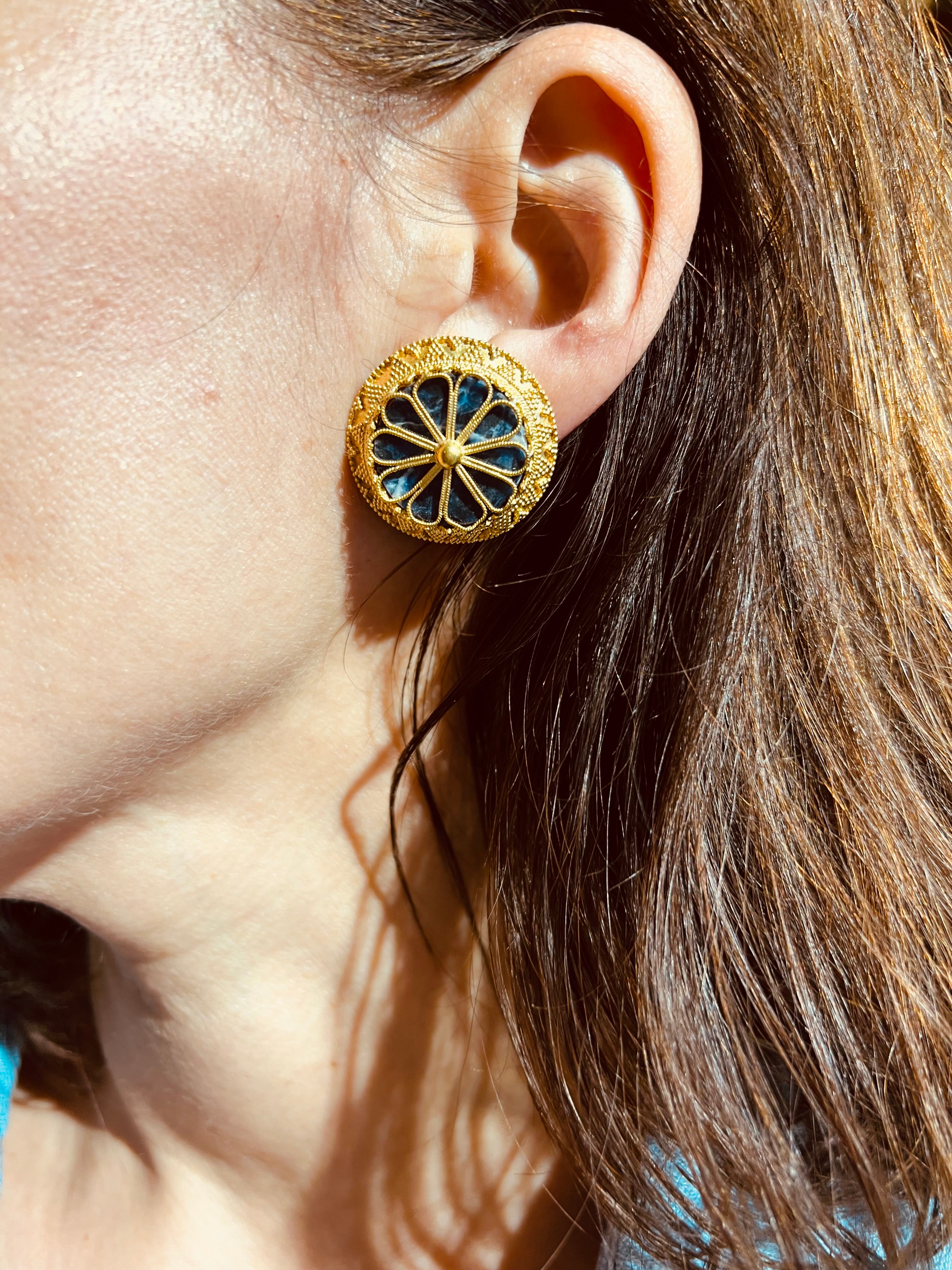 Boucles d'oreilles du créateur grec Ilias Lalaounis en or et sodalite