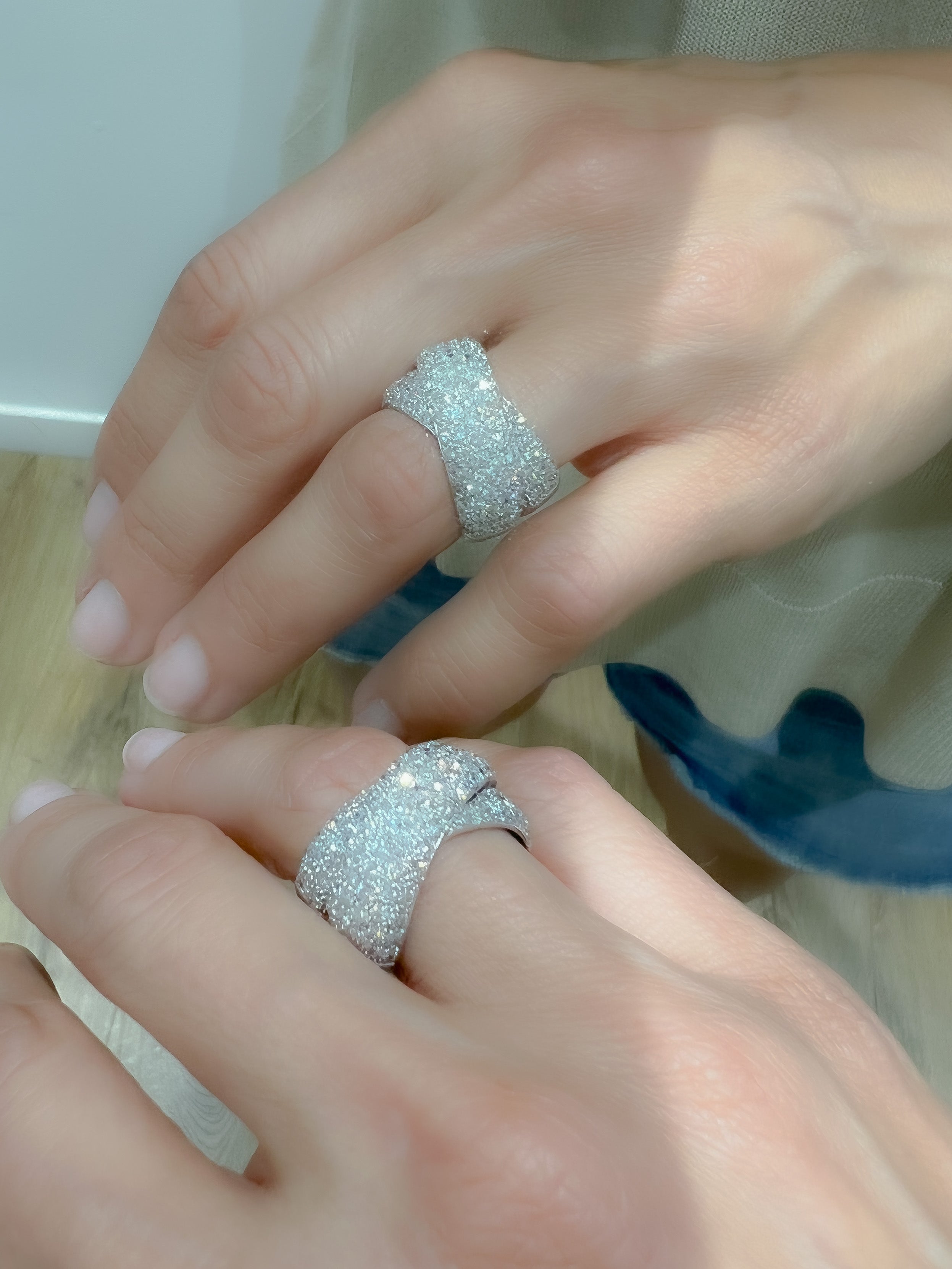 Bague or gris croisée entièrement pavée de diamant