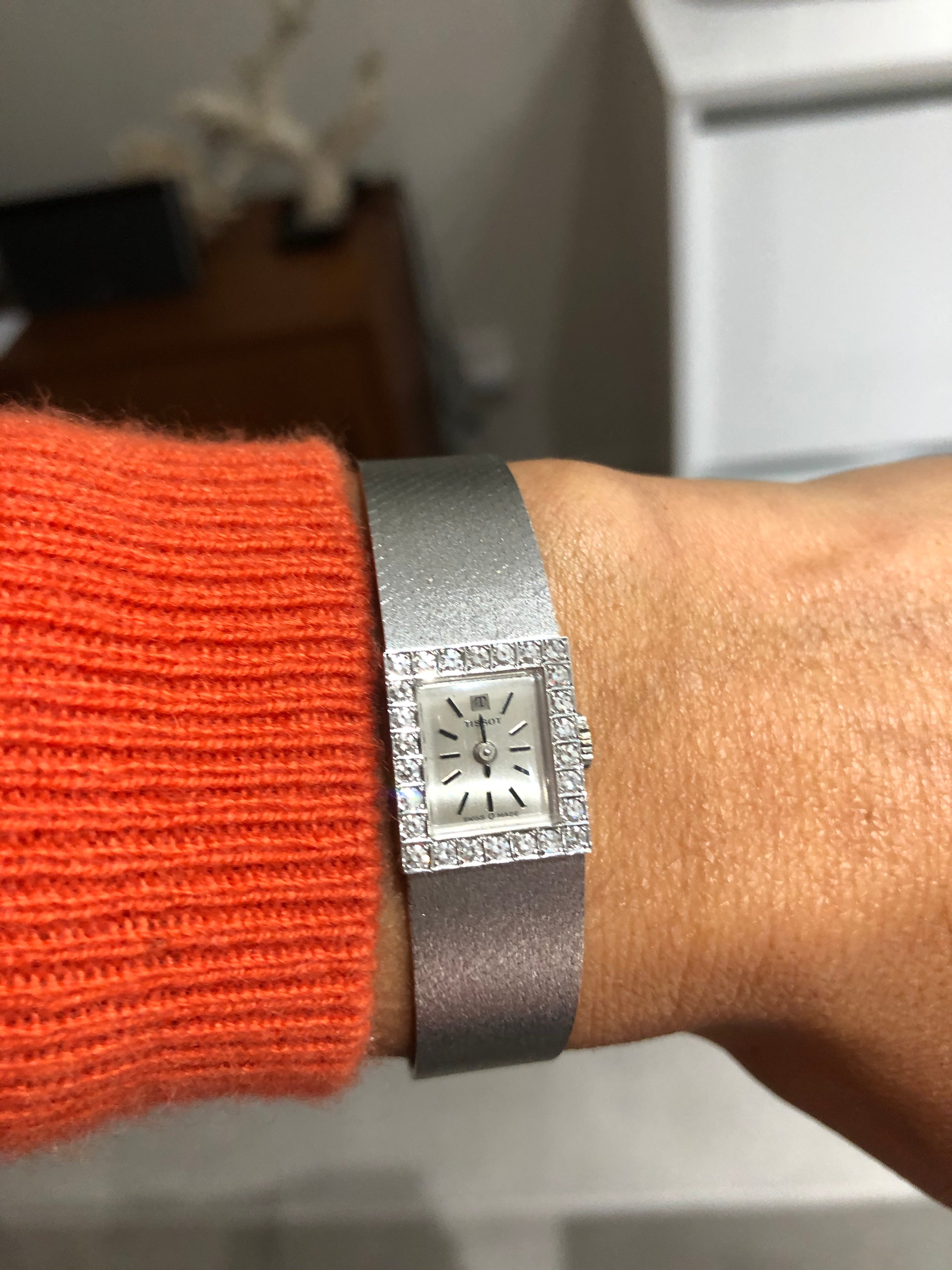 Montre Tissot or gris et diamant datant des années 1960