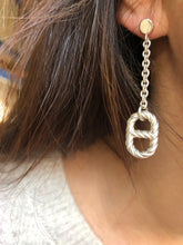 Charger l'image dans la galerie, Paire de boucles d'oreilles signées Hermès en argent

