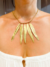 Charger l&#39;image dans la galerie, Collier en or H.Stern formant des plumes en or
