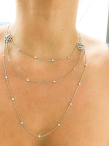 Collier or gris et motifs en fleurs en diamant