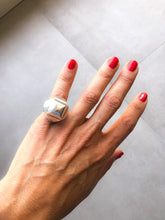 Charger l'image dans la galerie, Bague en argent de la maison Hermès collection collier de chien rock
