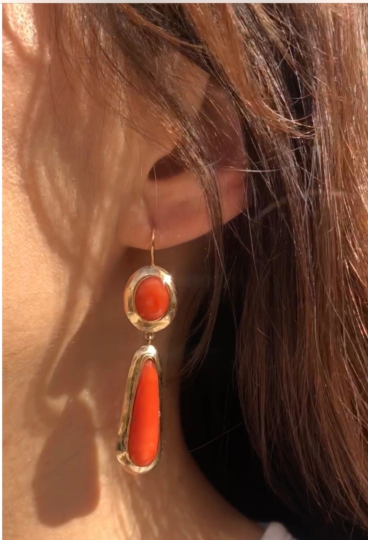 Paire de boucles d'oreilles en corail et or jaune