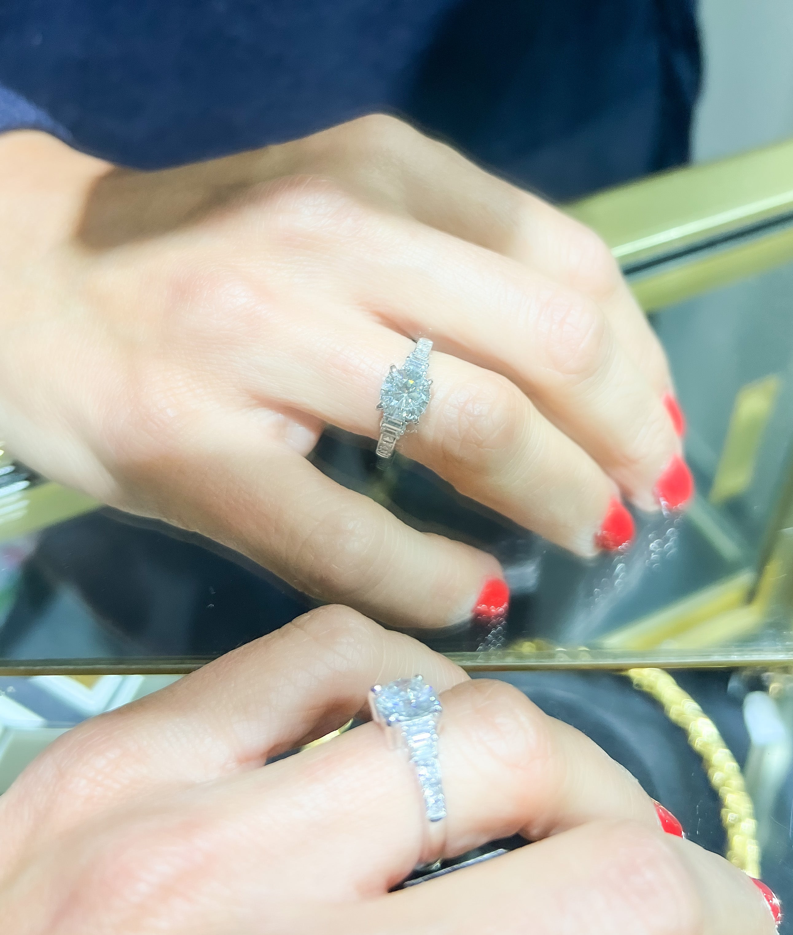Bague or gris ornée d'un diamant taille brillant