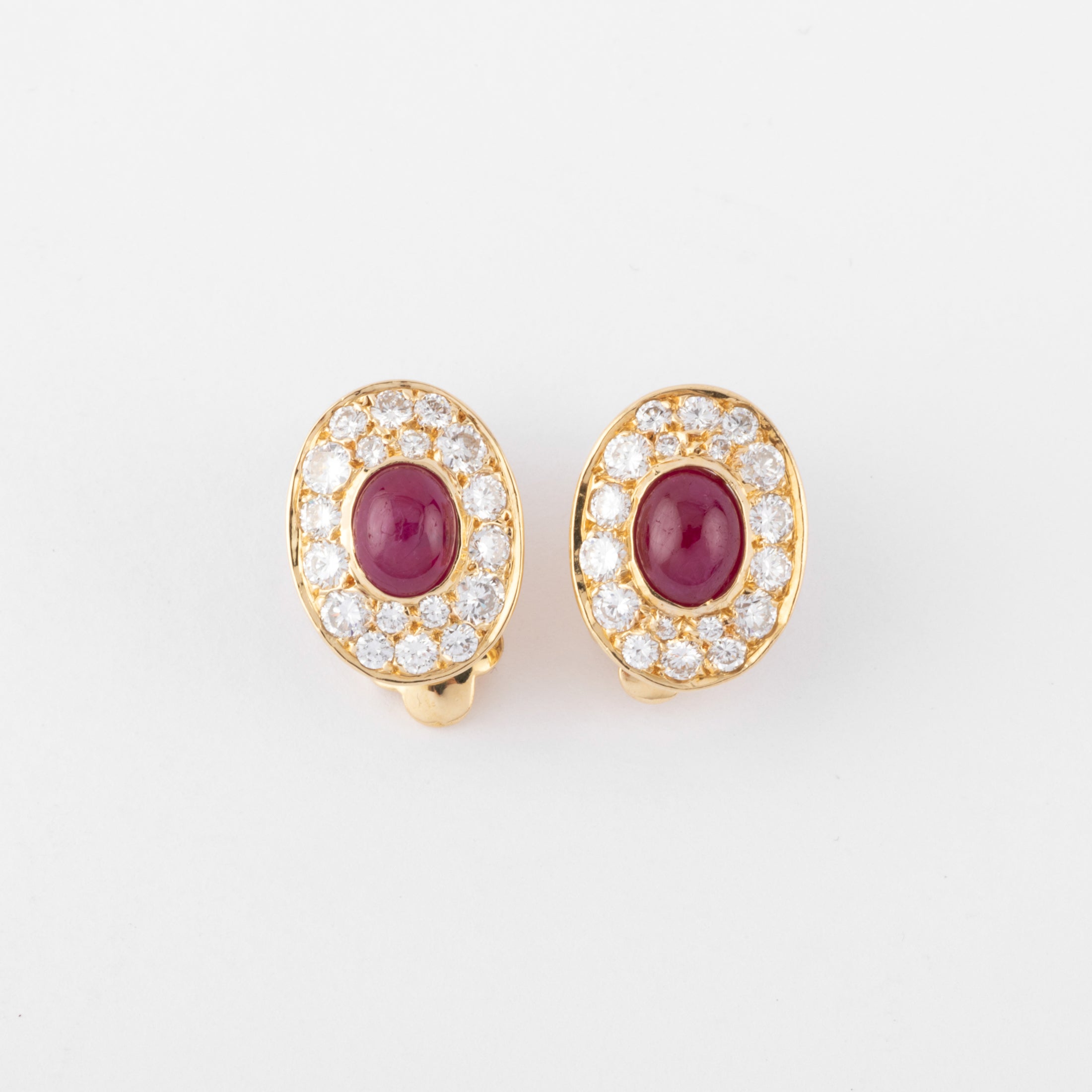 Boucles d'oreilles en rubis et diamants de la maison Van Cleef and Arpels