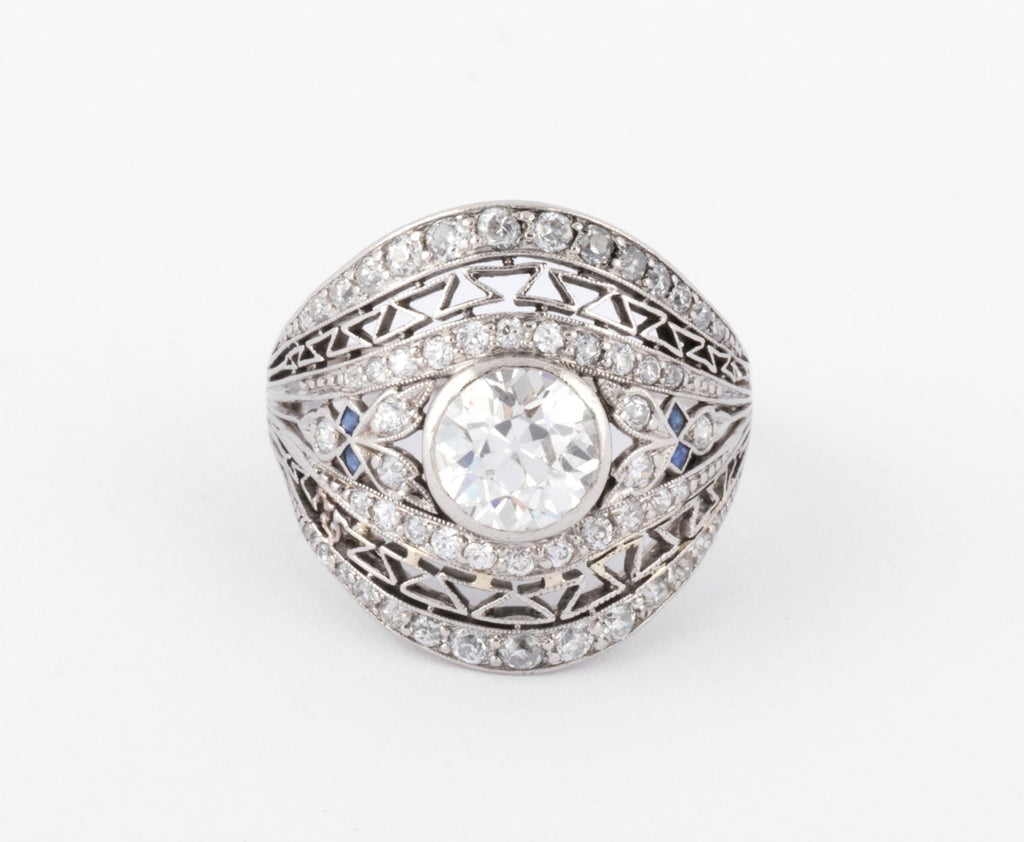 Bague dôme ornée d'un diamant central