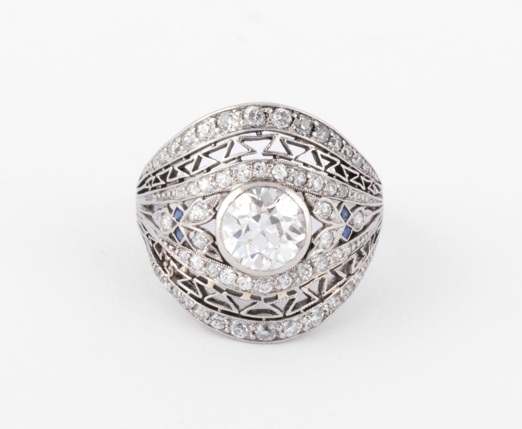 Bague dôme ornée d'un diamant central