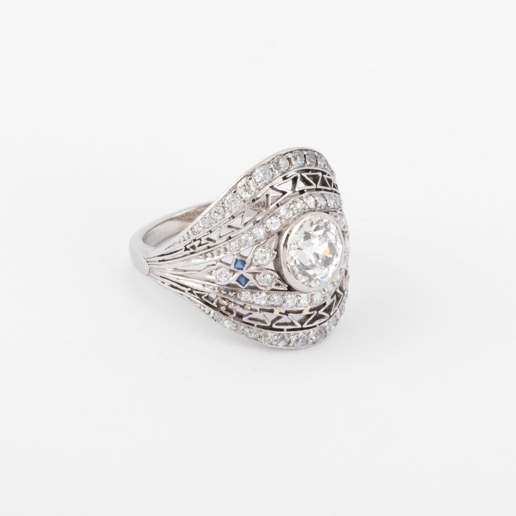 Bague dôme ornée d'un diamant central