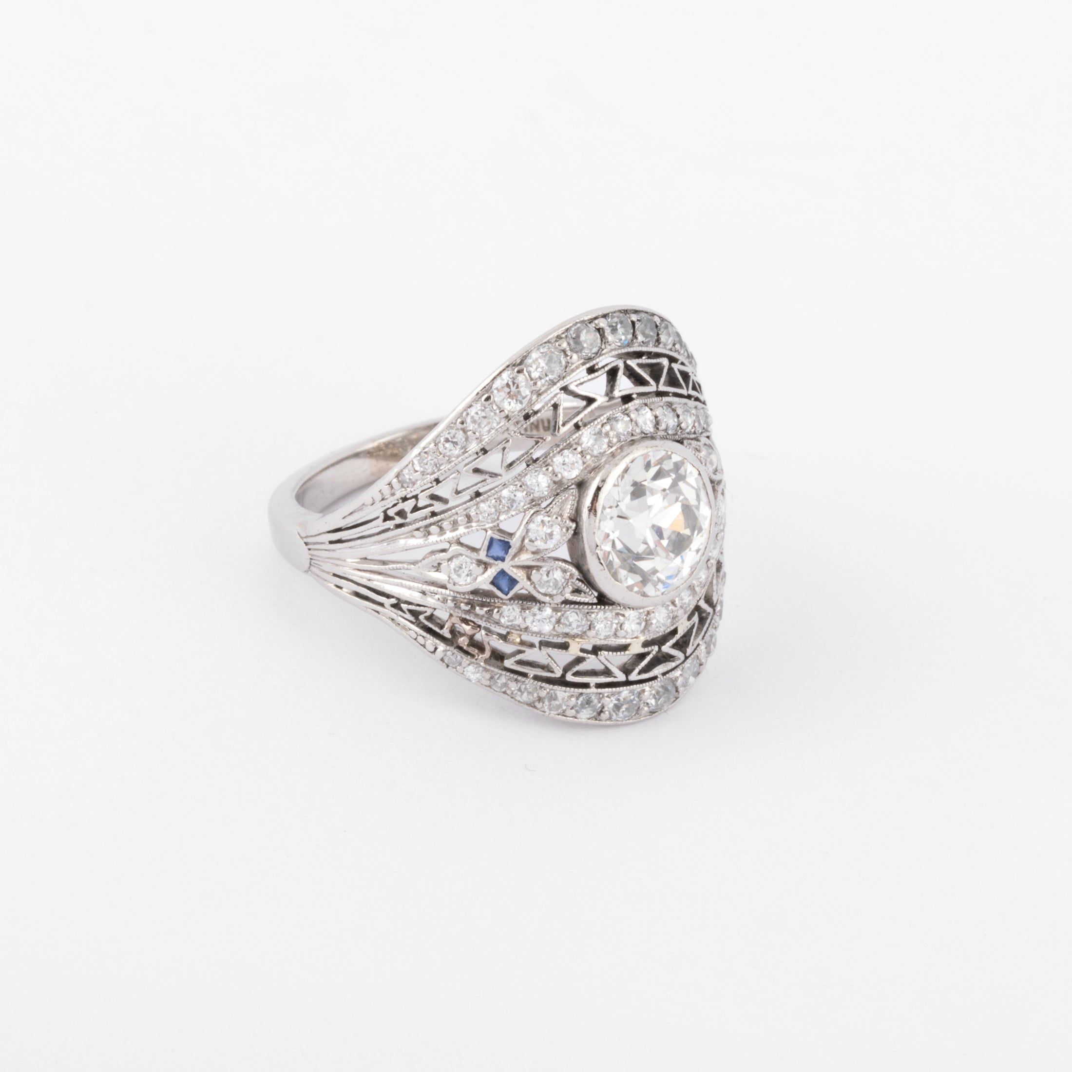 Bague dôme ornée d'un diamant central