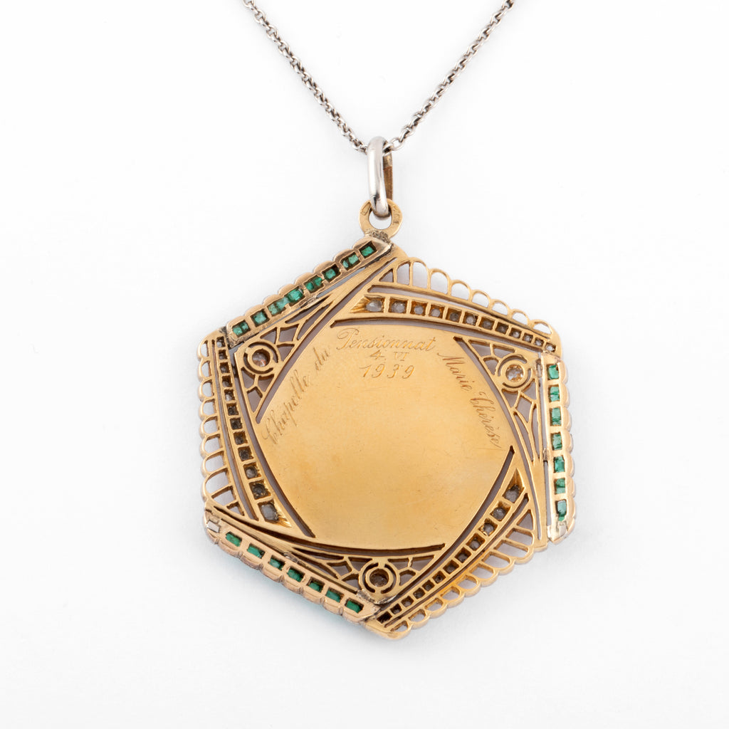 Médaille ajourée en or gris et diamant représentent la vierge et l'enfant