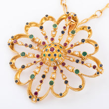 Charger l'image dans la galerie, Pendentif et broche or jaune du créateur grec Lalaounis ornée de pierres précieuses
