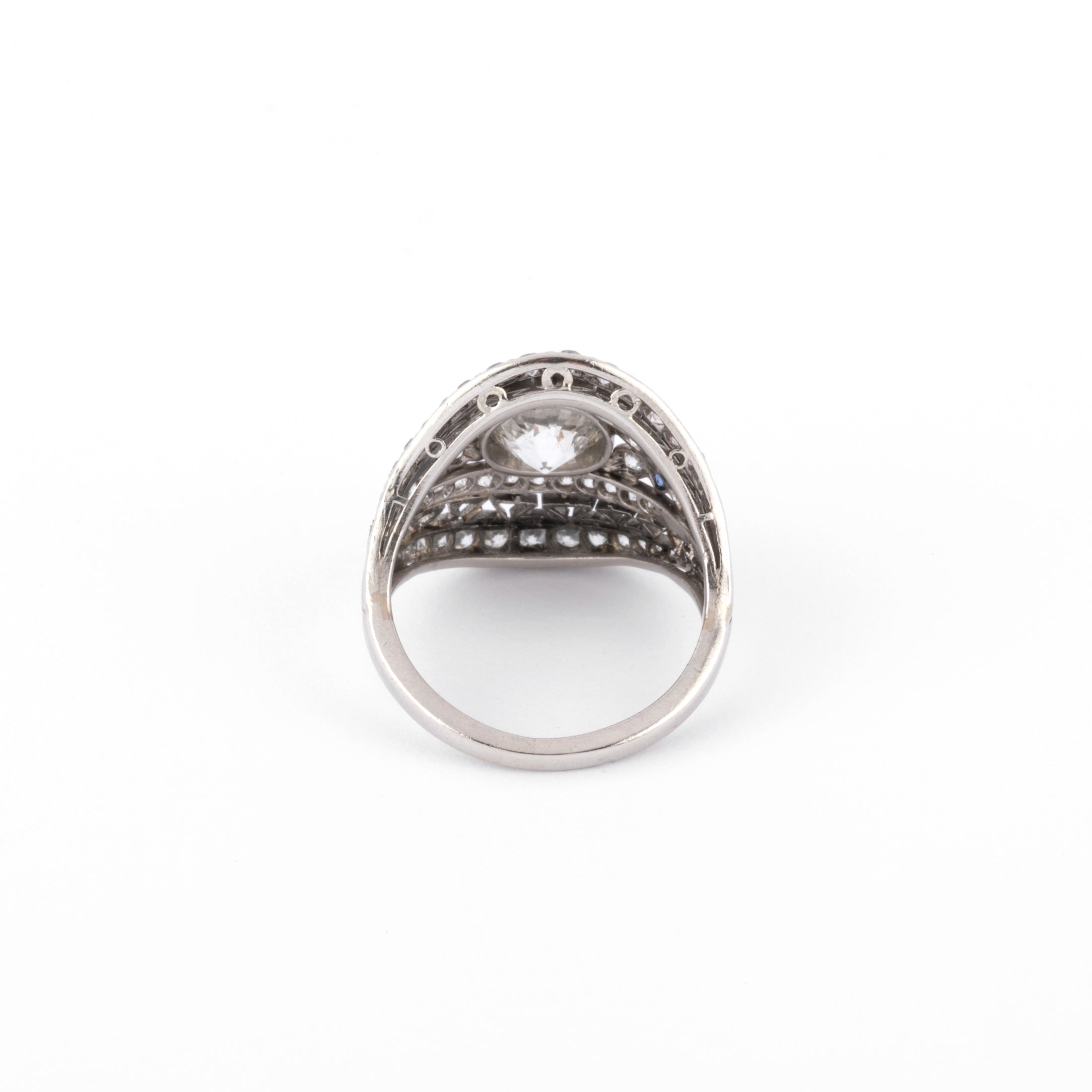 Bague dôme ornée d'un diamant central