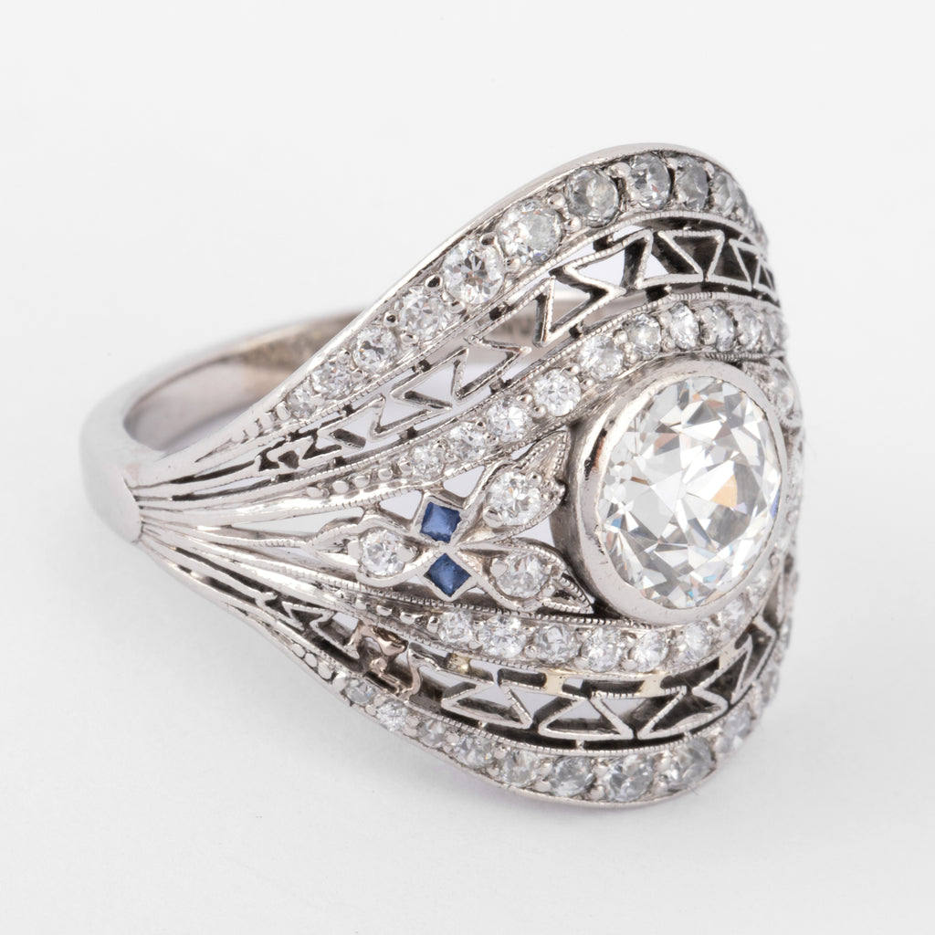 Bague dôme ornée d'un diamant central