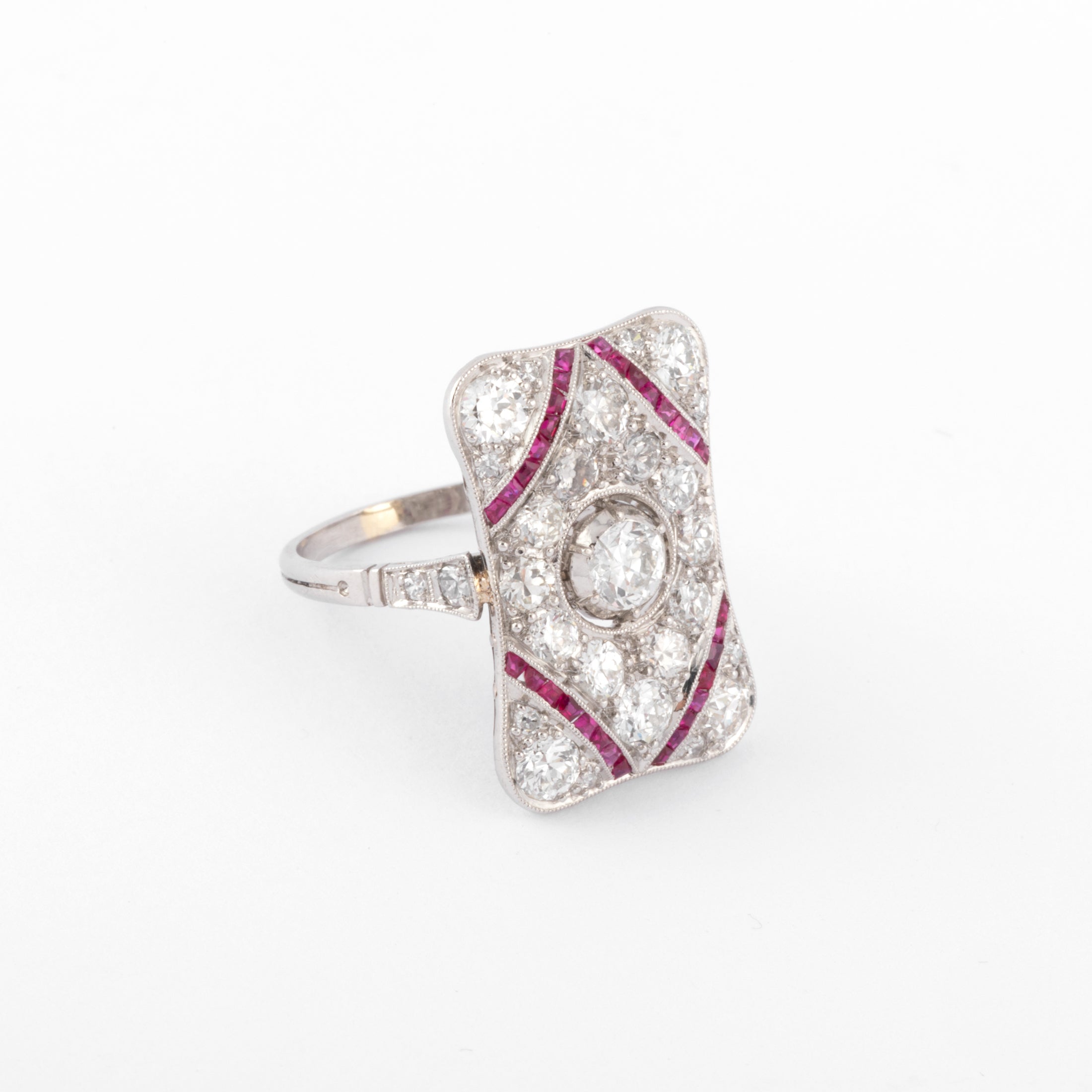 Bague en platine, diamants et rubis rectangulaire
