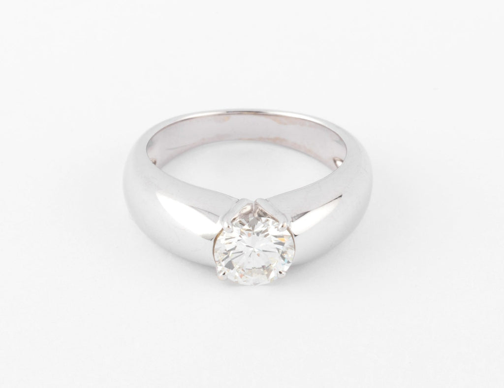 Bague or gris ornée d'un diamant taille moderne