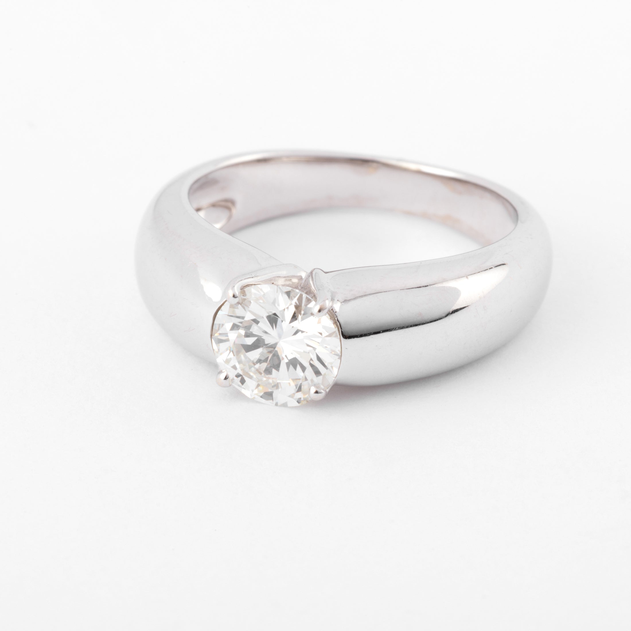 Bague or gris ornée d'un diamant taille moderne
