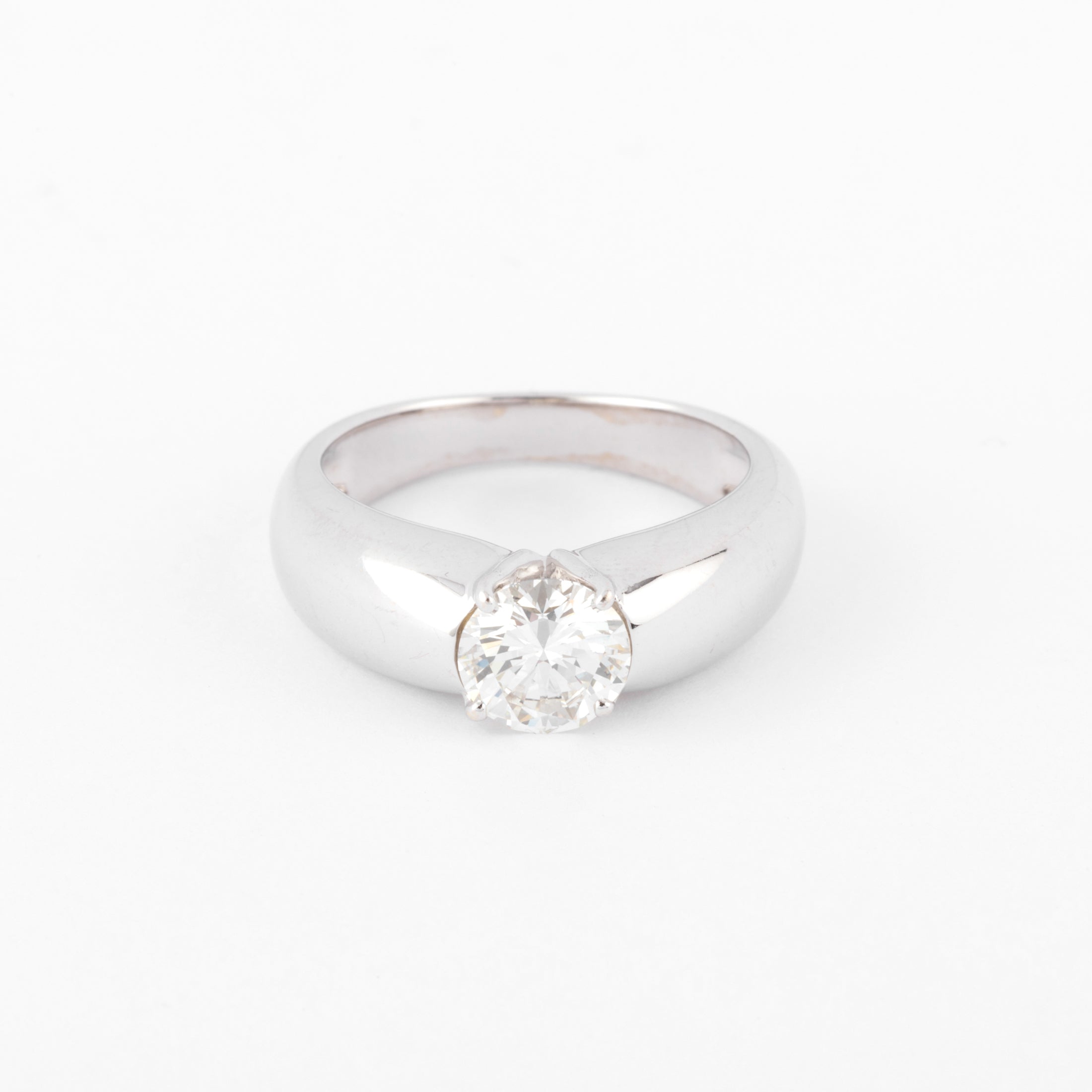 Bague or gris ornée d'un diamant taille moderne