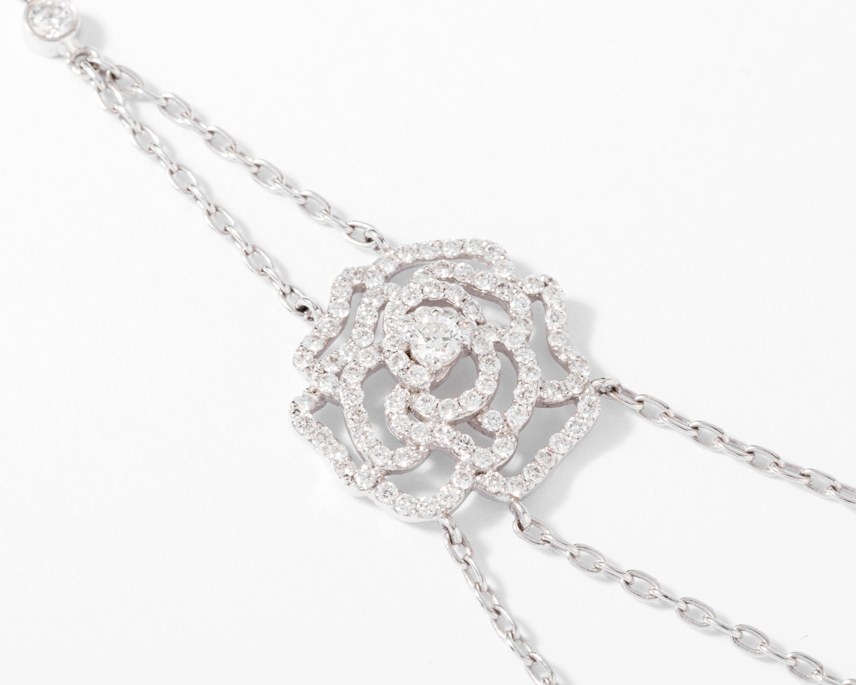 Collier or gris et motifs en fleurs en diamant