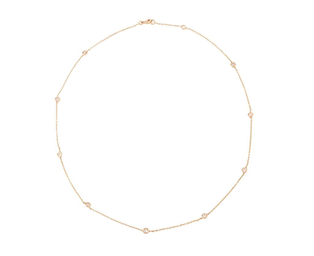 Collier or jaune intercalé de 9 diamants sur maille forçat en sertis clos.