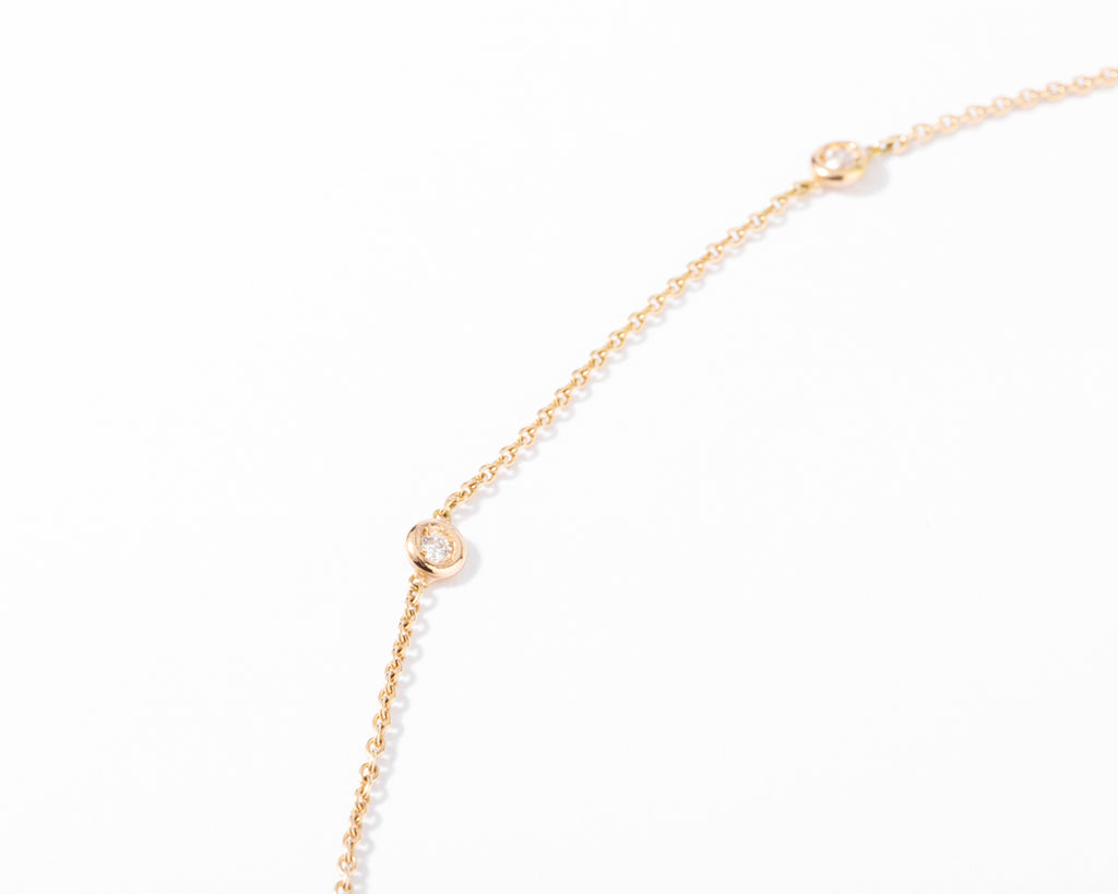 Collier or jaune intercalé de diamant sur maille forçat