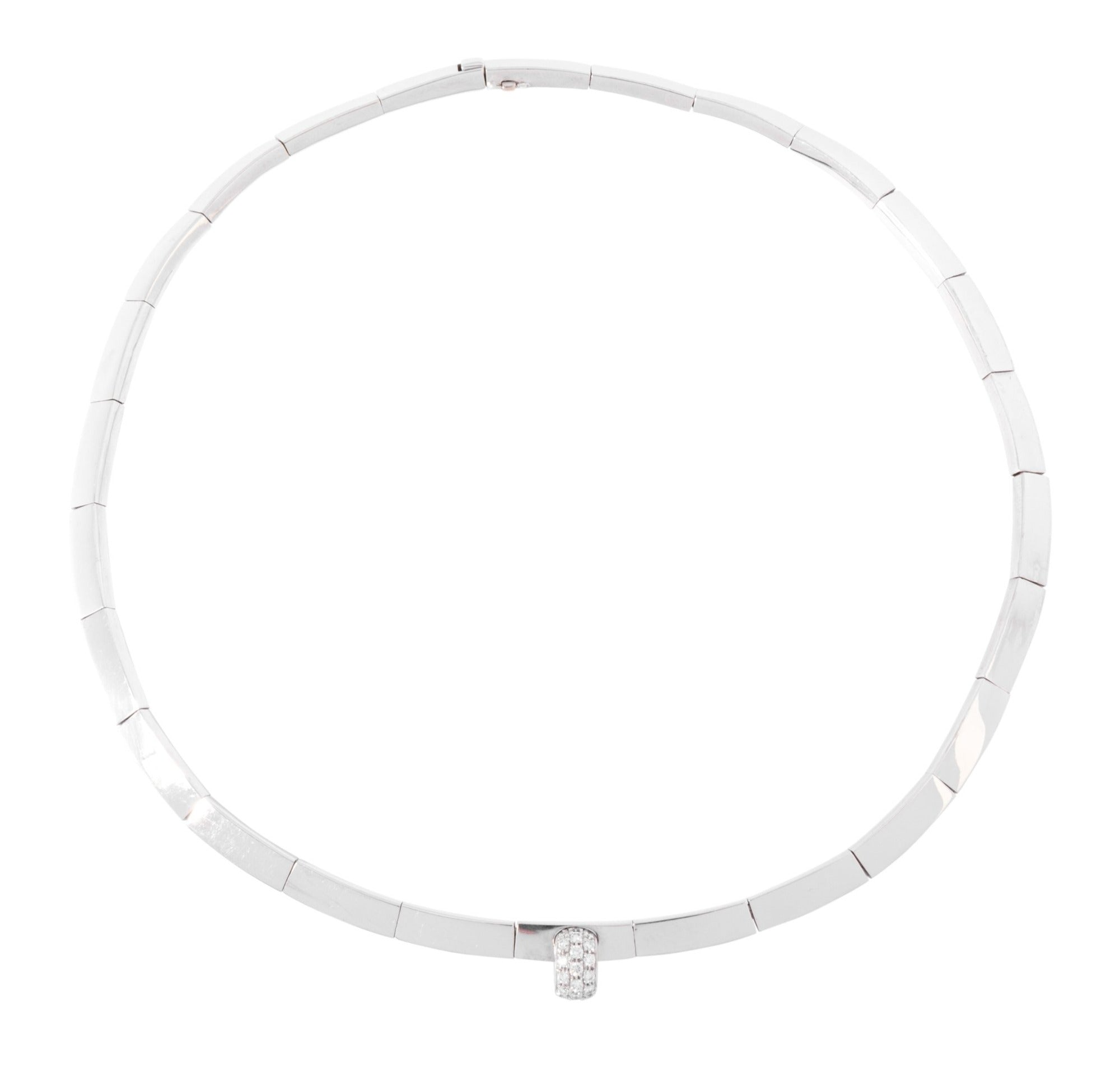Collier rigide or gris de la maison Chaumet